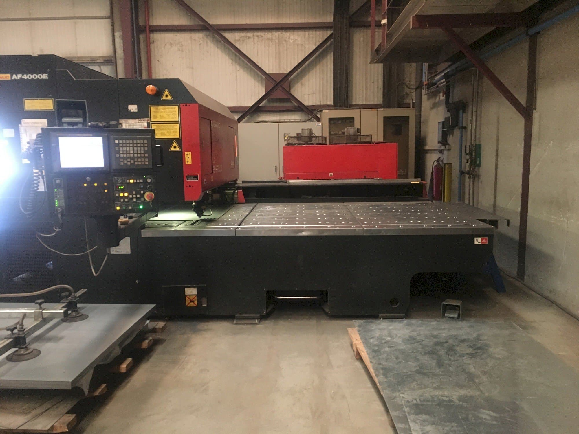 A AMADA LC 2415 A3 gép elölnézete