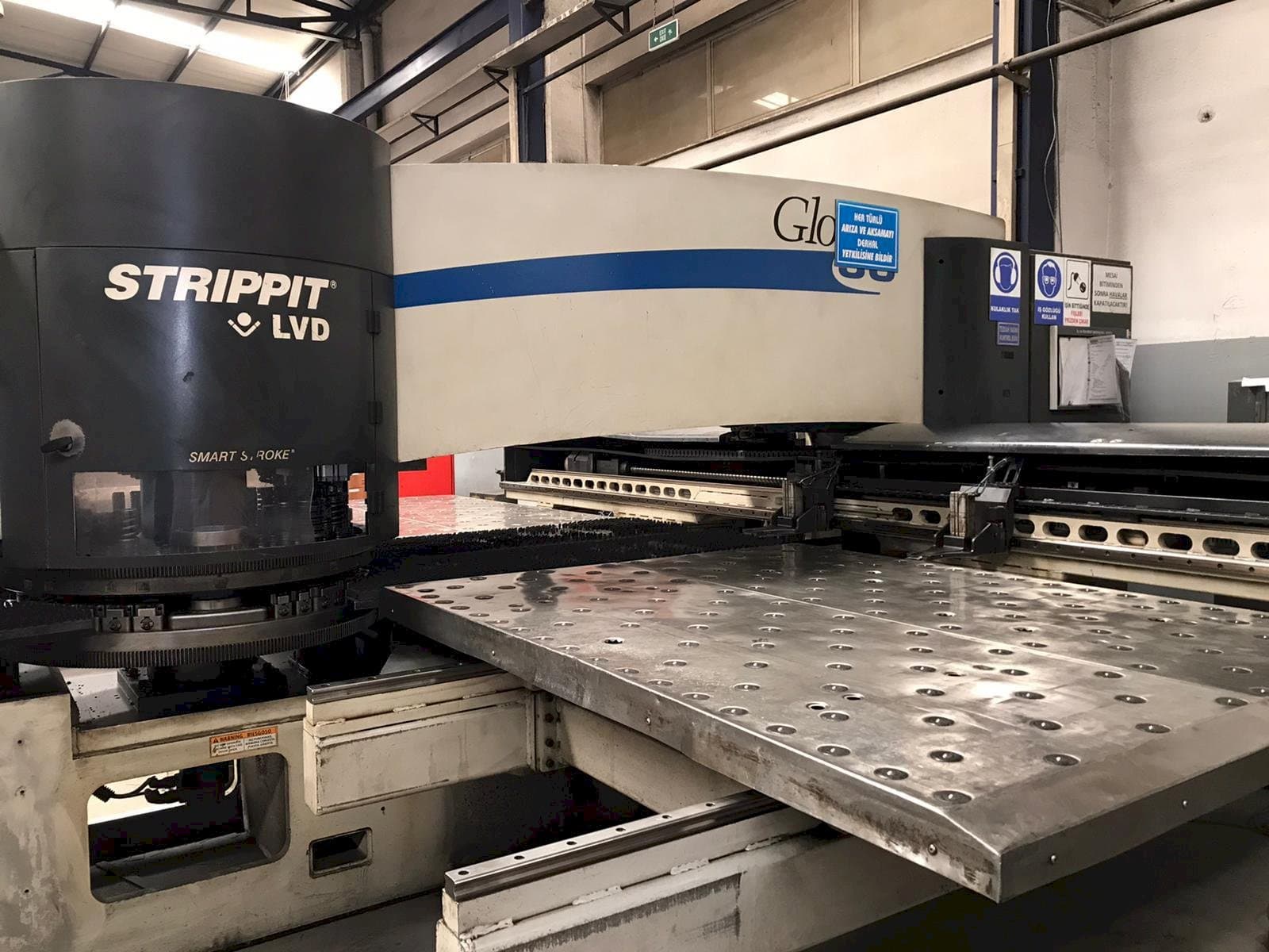 A LVD STRIPPIT Global 30 1525 gép elölnézete
