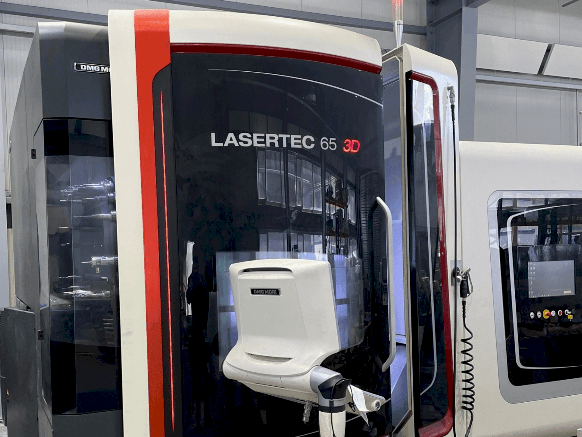 A DMG MORI LASERTEC 65 3D Hybrid gép elölnézete