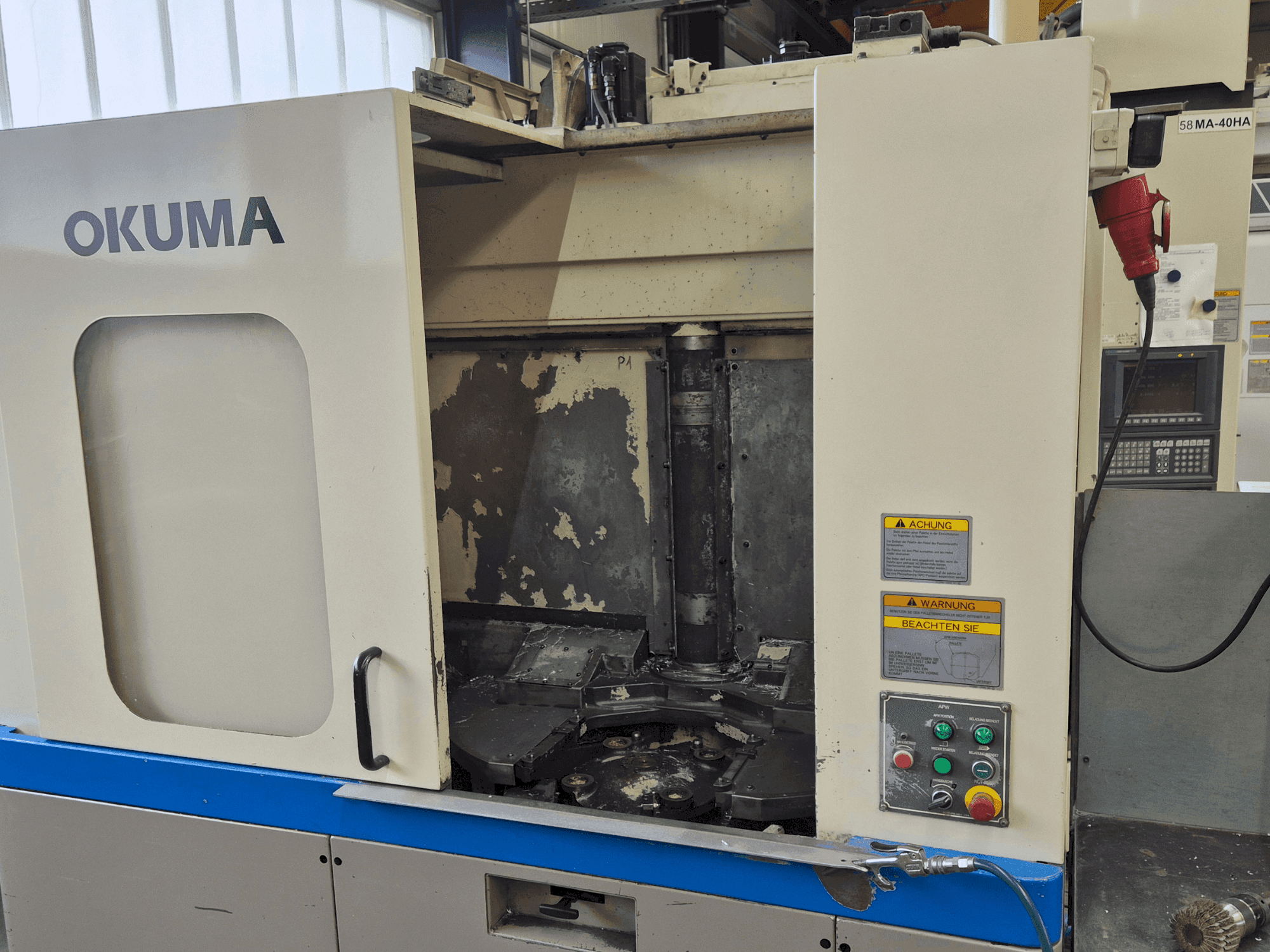 A Okuma MA-40HA gép elölnézete