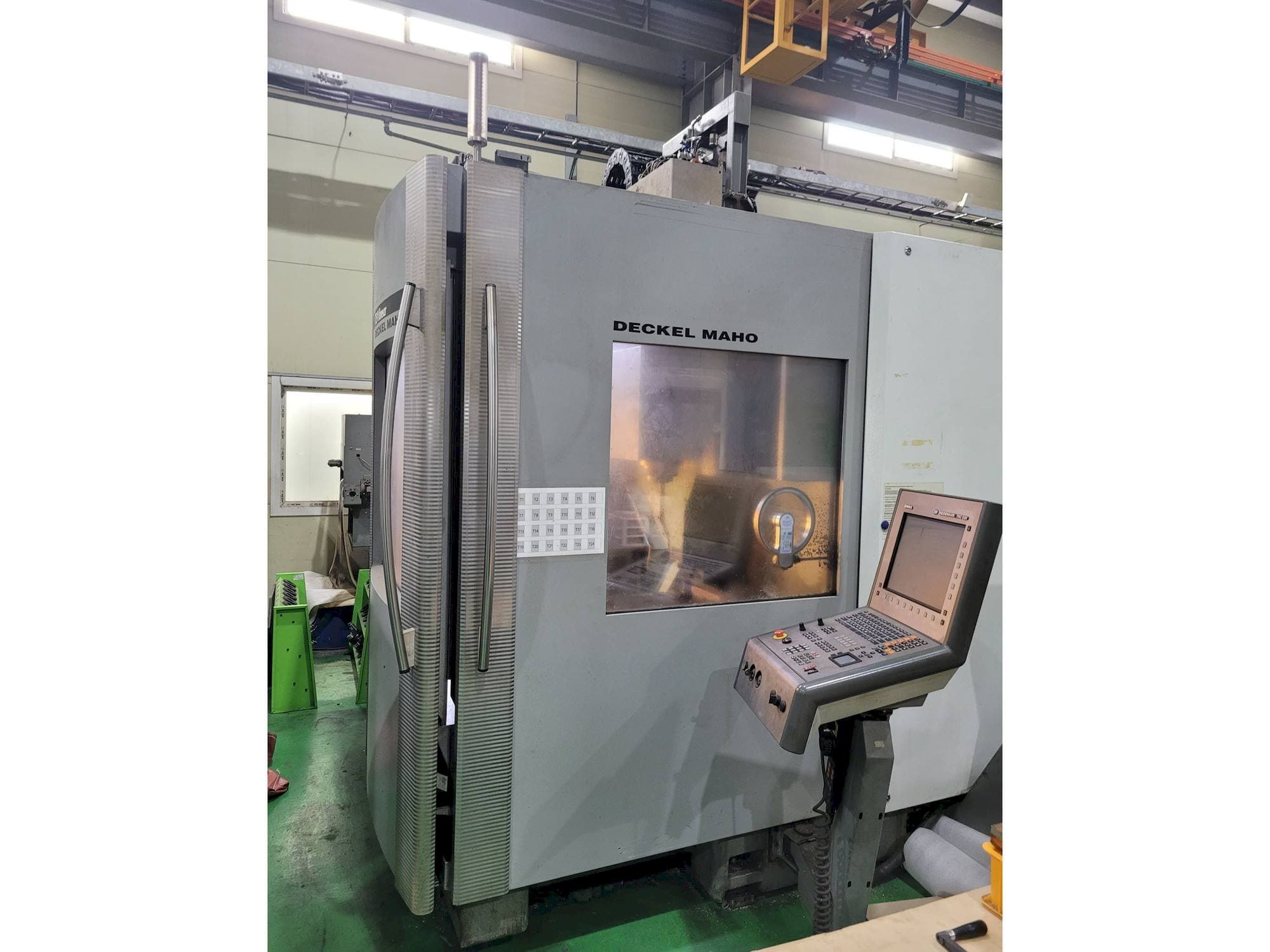 A DECKEL MAHO DMC 75 Linear gép elölnézete