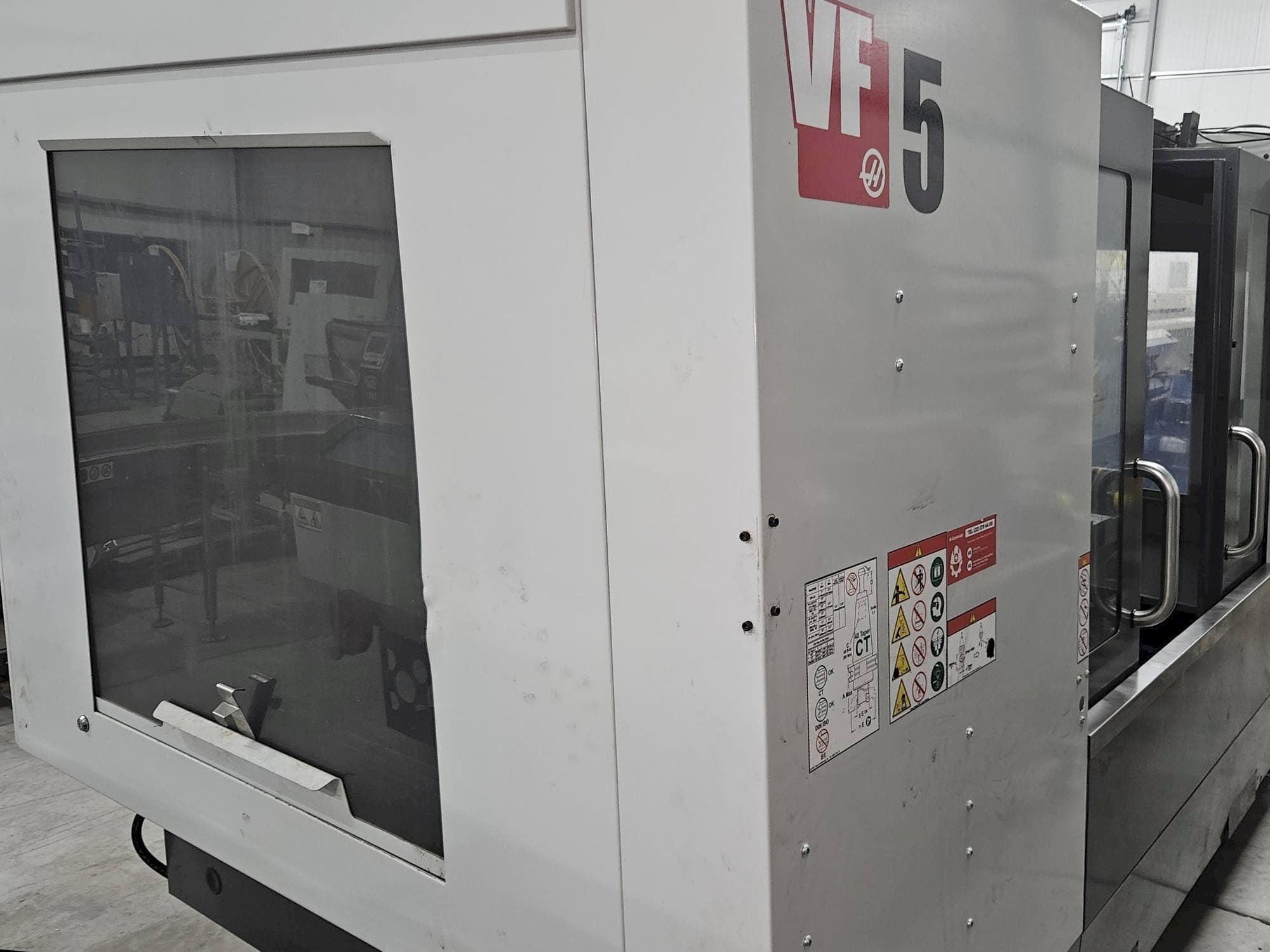 A HAAS VF-5/40  gép elölnézete