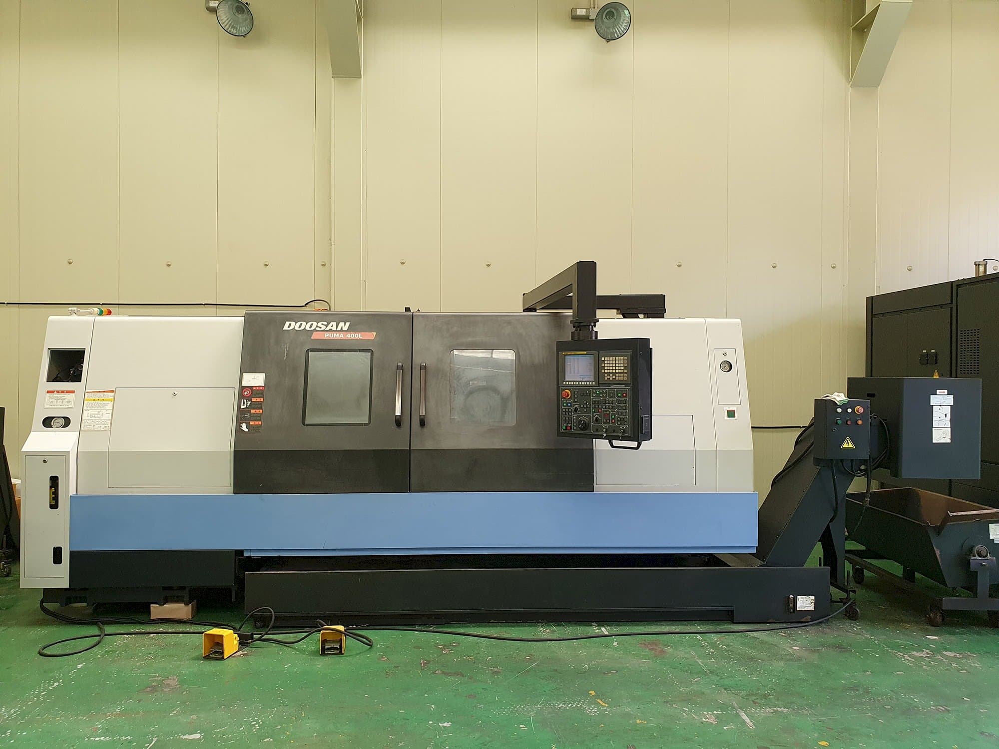 A Doosan PUMA 400LB gép elölnézete