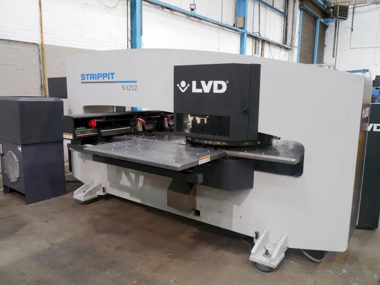 A LVD STRIPPIT S 1212  gép elölnézete