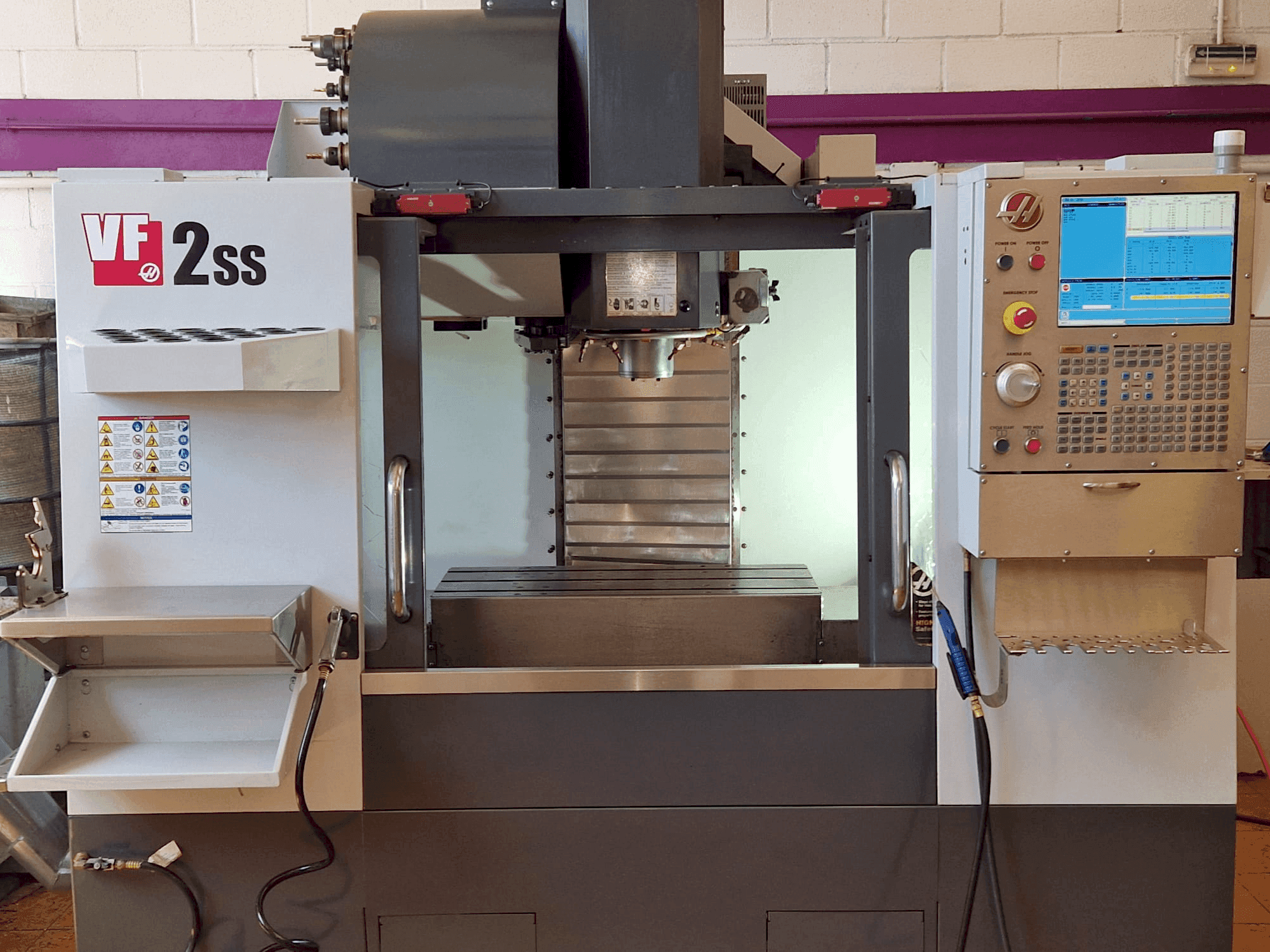 A HAAS VF-2SS gép elölnézete