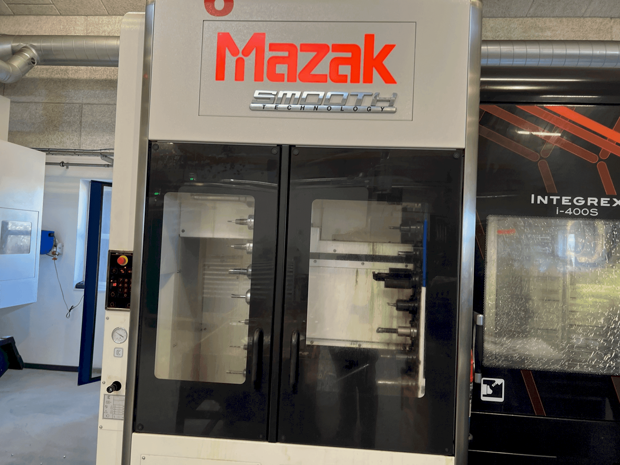 A Mazak Integrex i-400S gép elölnézete