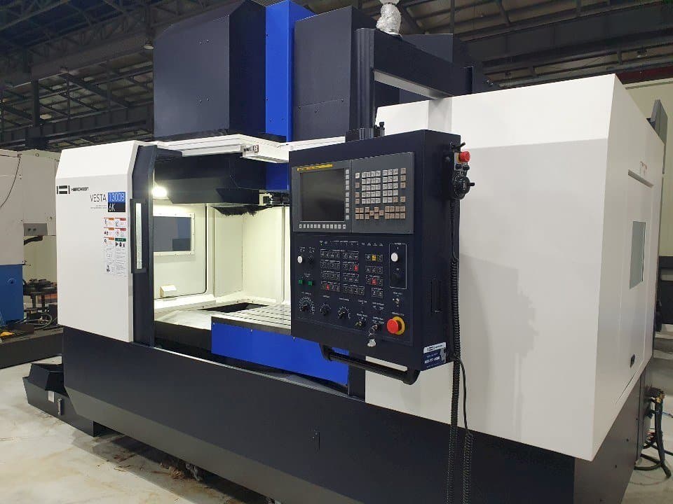 A HWACHEON VESTA-1300B gép elölnézete