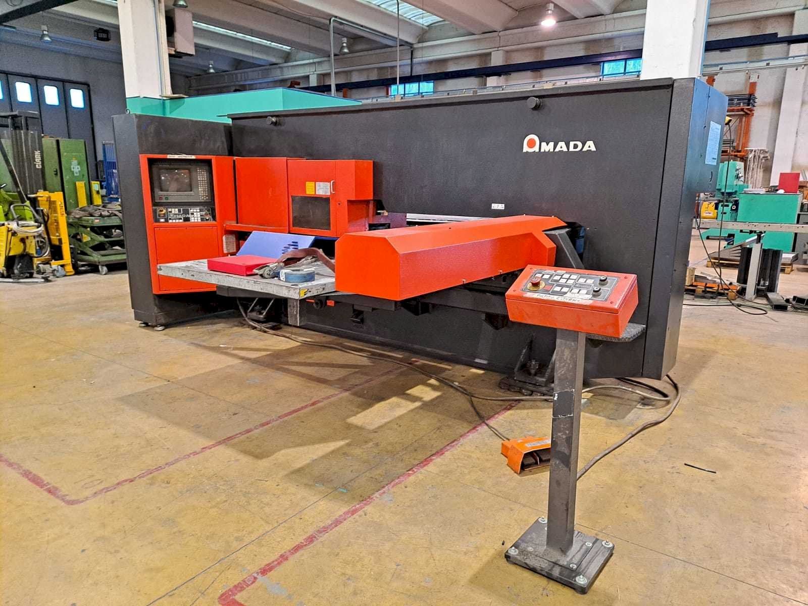 A AMADA ARCADE 212 gép elölnézete