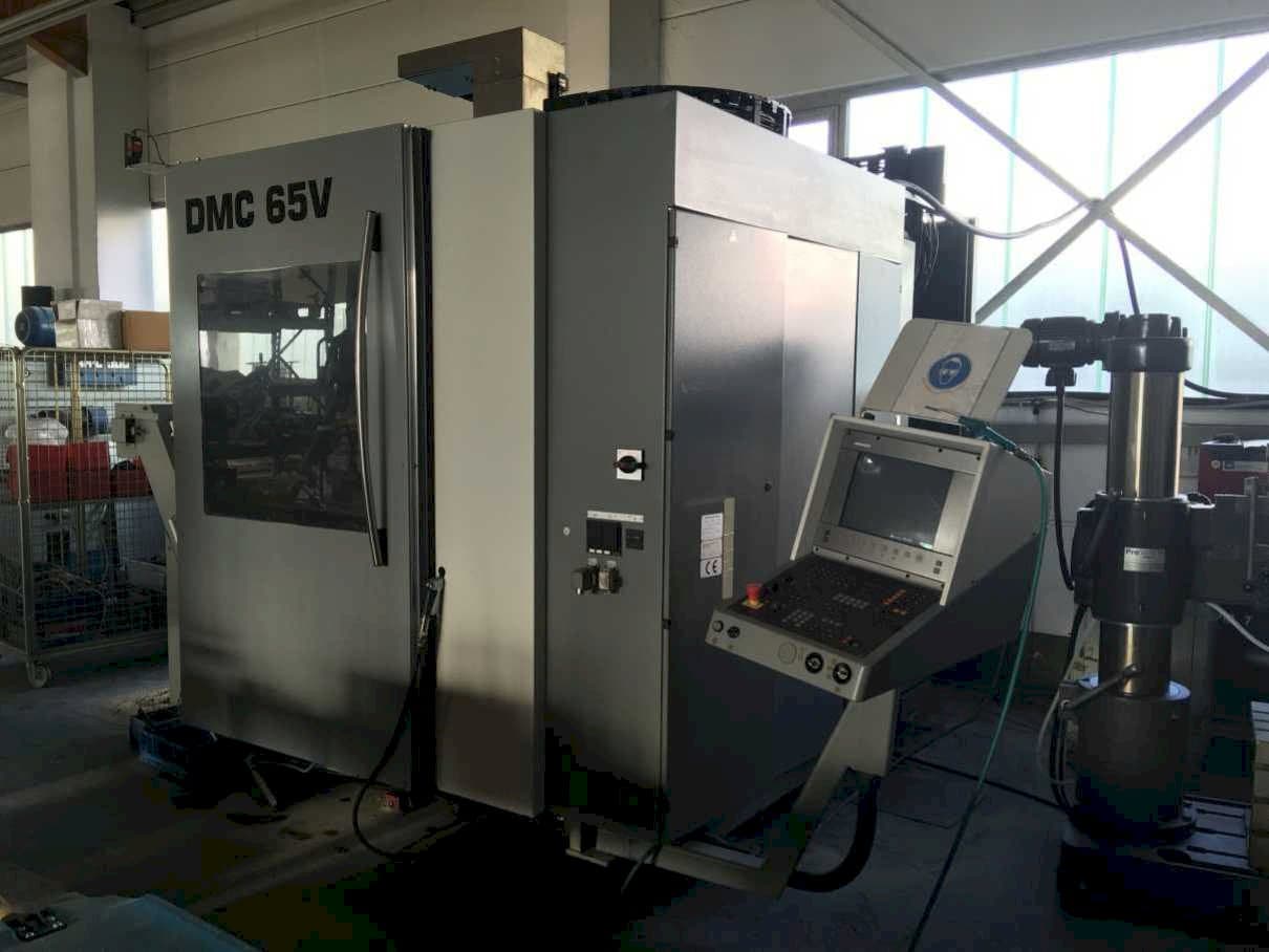 A DECKEL MAHO DMC65V gép elölnézete