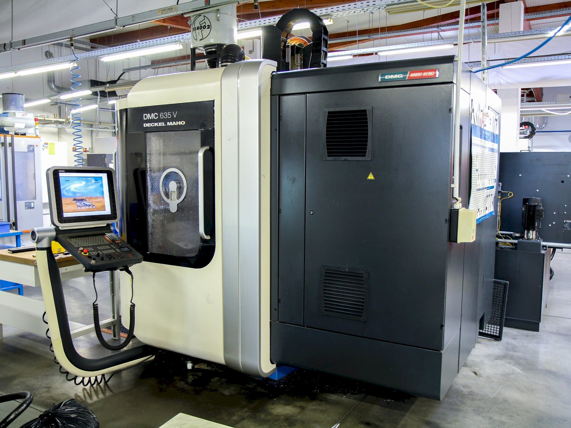 A DMG MORI DMC 635V PW gép elölnézete