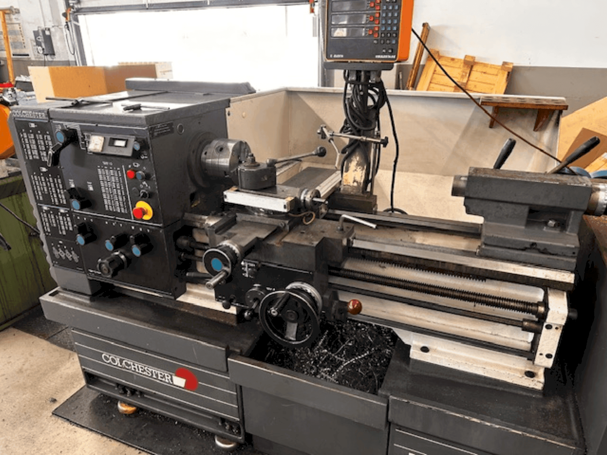 A Colchester Master 3250 gép elölnézete