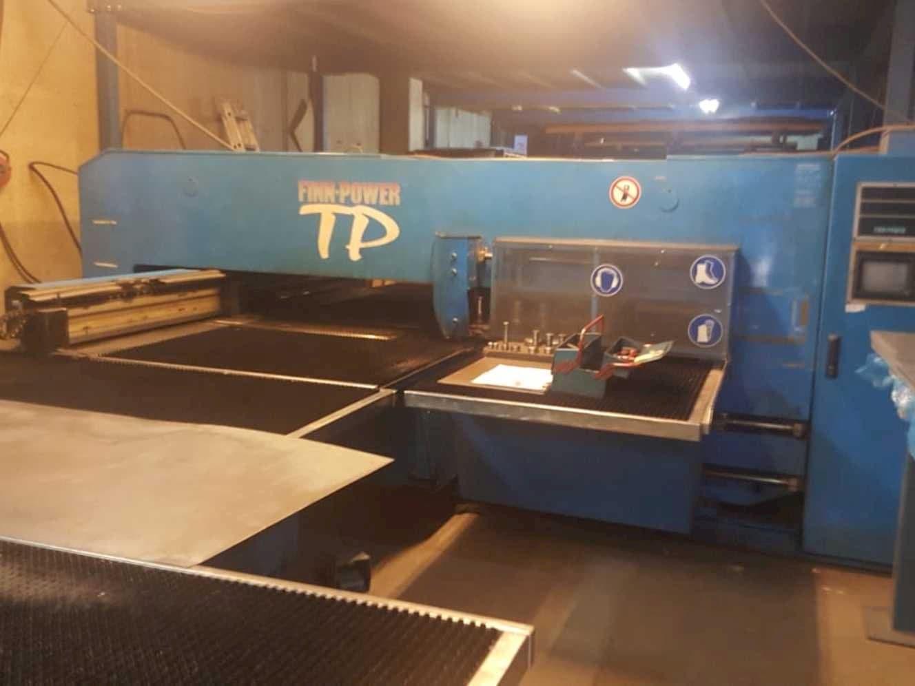 A Finn-Power TP2520B1/AM gép elölnézete