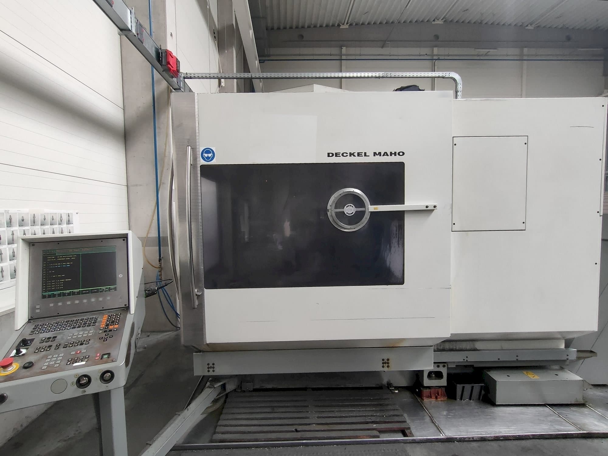 A DECKEL MAHO DMU 60P gép elölnézete