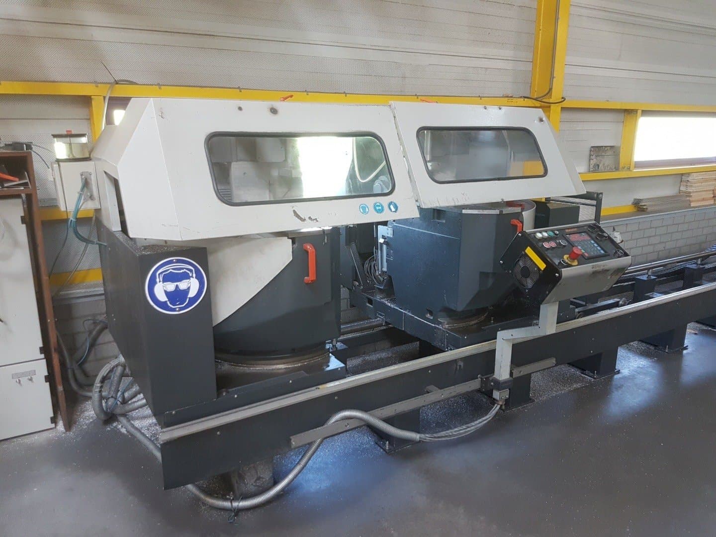 A Elumatec DG 244 gép elölnézete