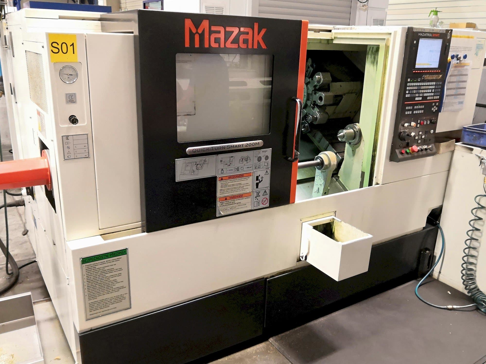 A Mazak Quick Turn Smart 200M gép elölnézete