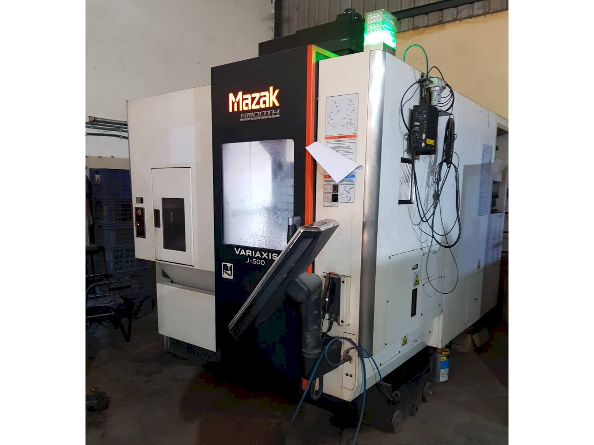 A Mazak Variaxis J-500 gép elölnézete