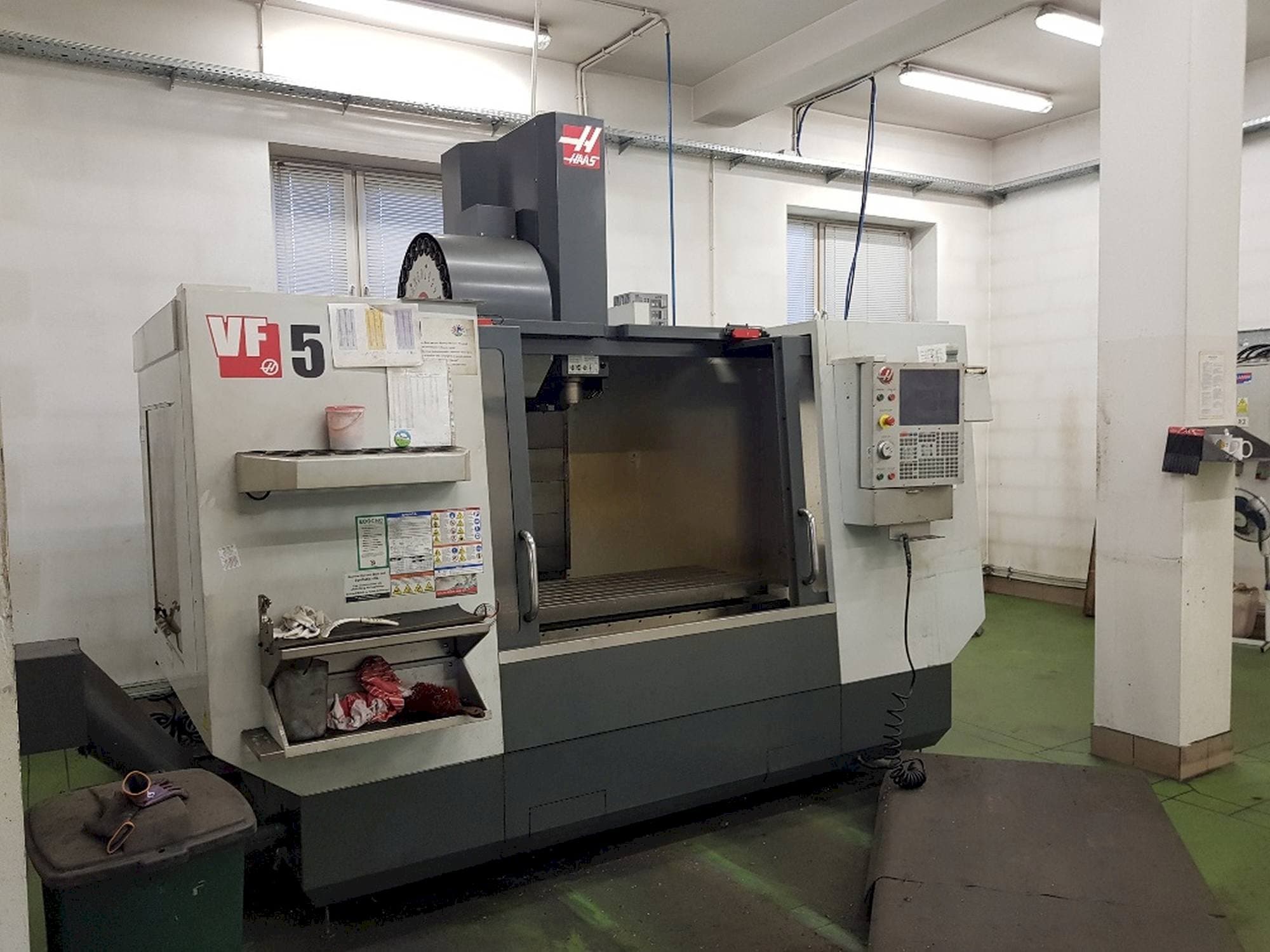 A HAAS VF-5/40 gép elölnézete