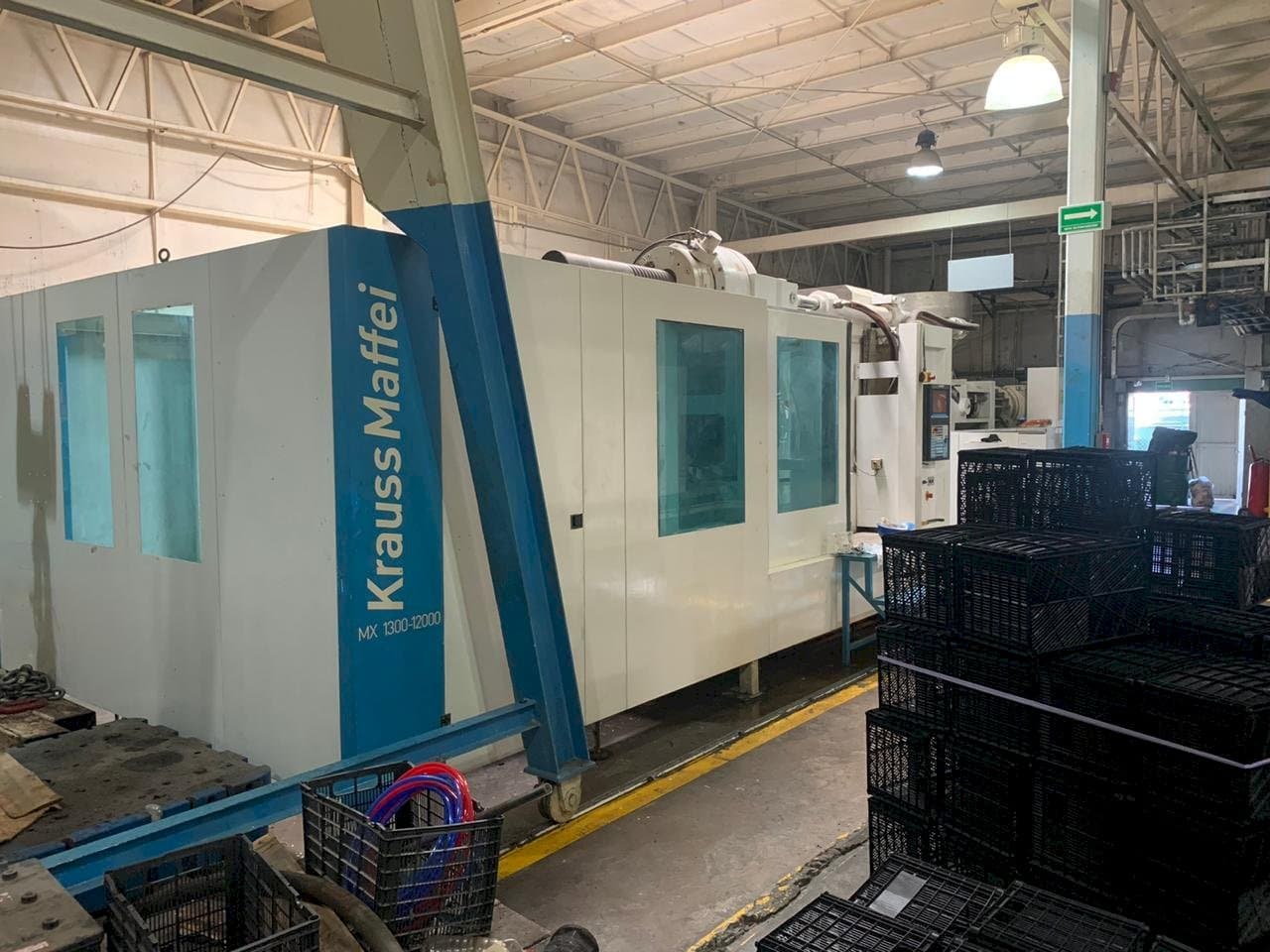A Krauss Maffei 1300-12000 MX gép elölnézete
