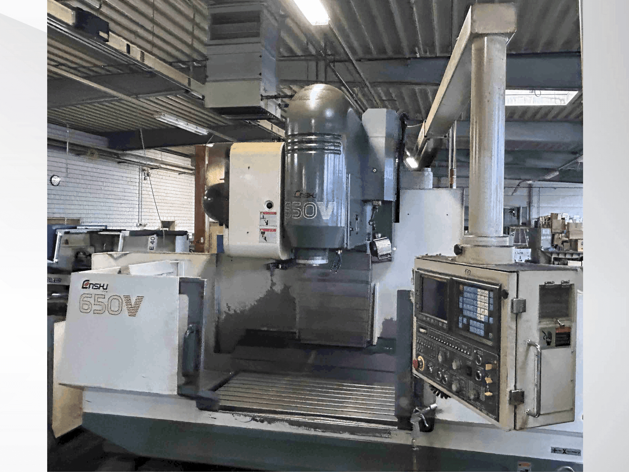 A Enshu 650 V gép elölnézete