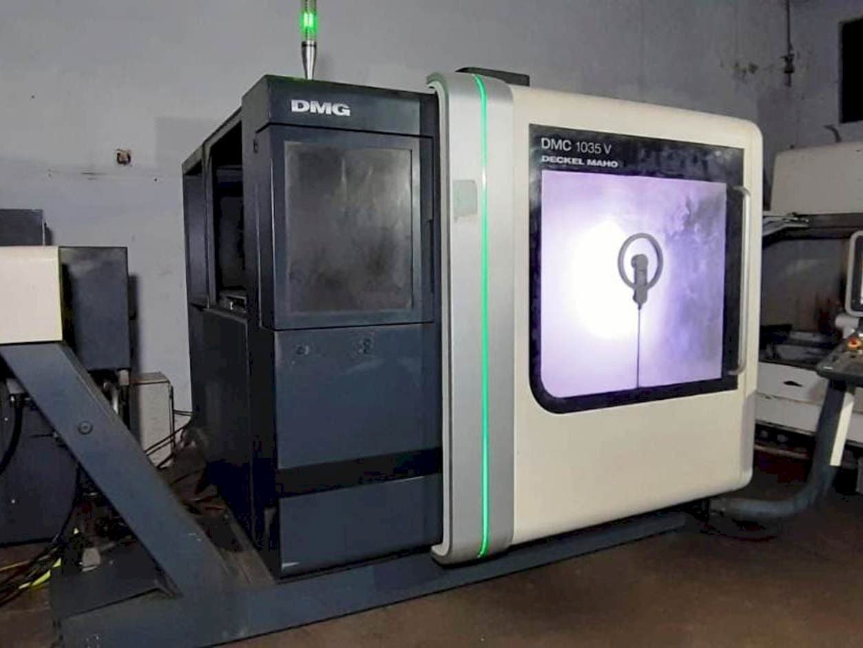 A DMG DMC 1035 V gép elölnézete