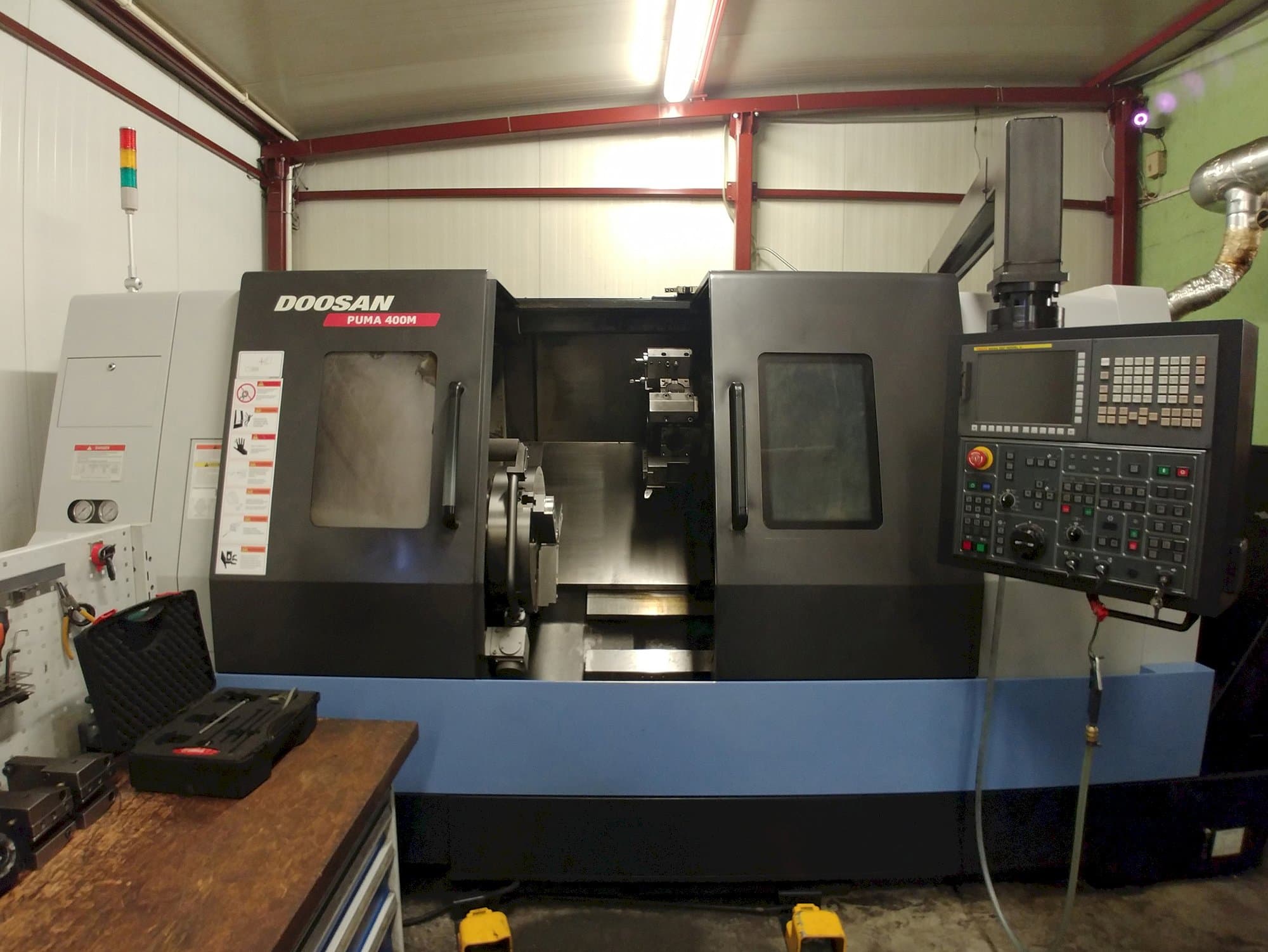 A Doosan Puma 400MC gép elölnézete