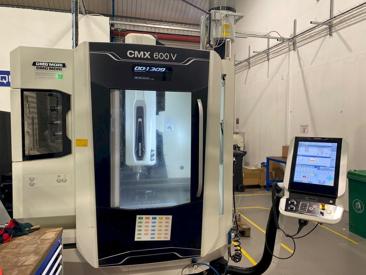 A DMG CMX 600 V gép elölnézete