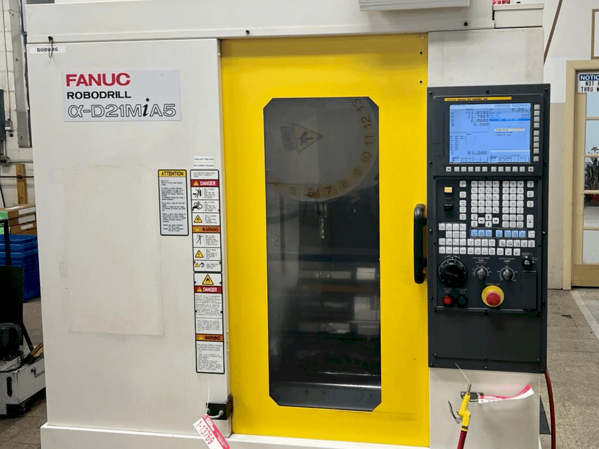 A FANUC Robodrill D21MiA5  gép elölnézete