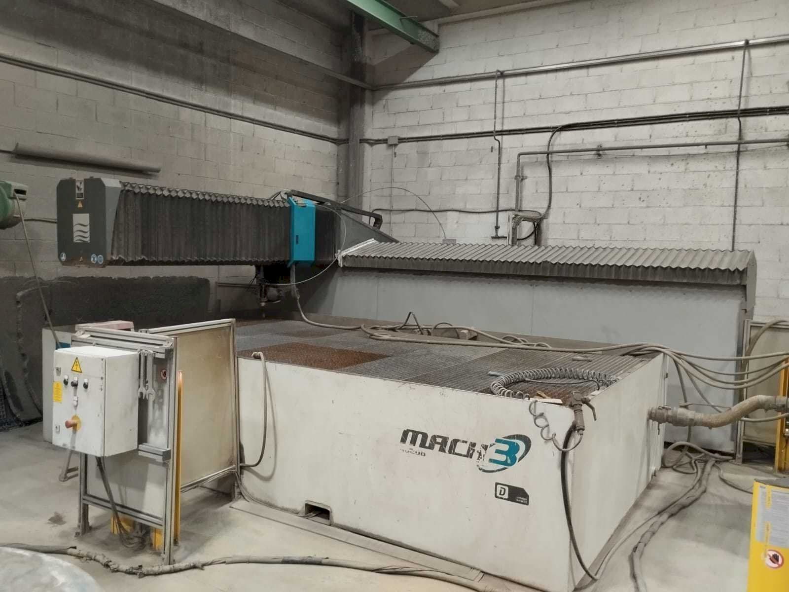 A Flow Mach3 4020B gép elölnézete