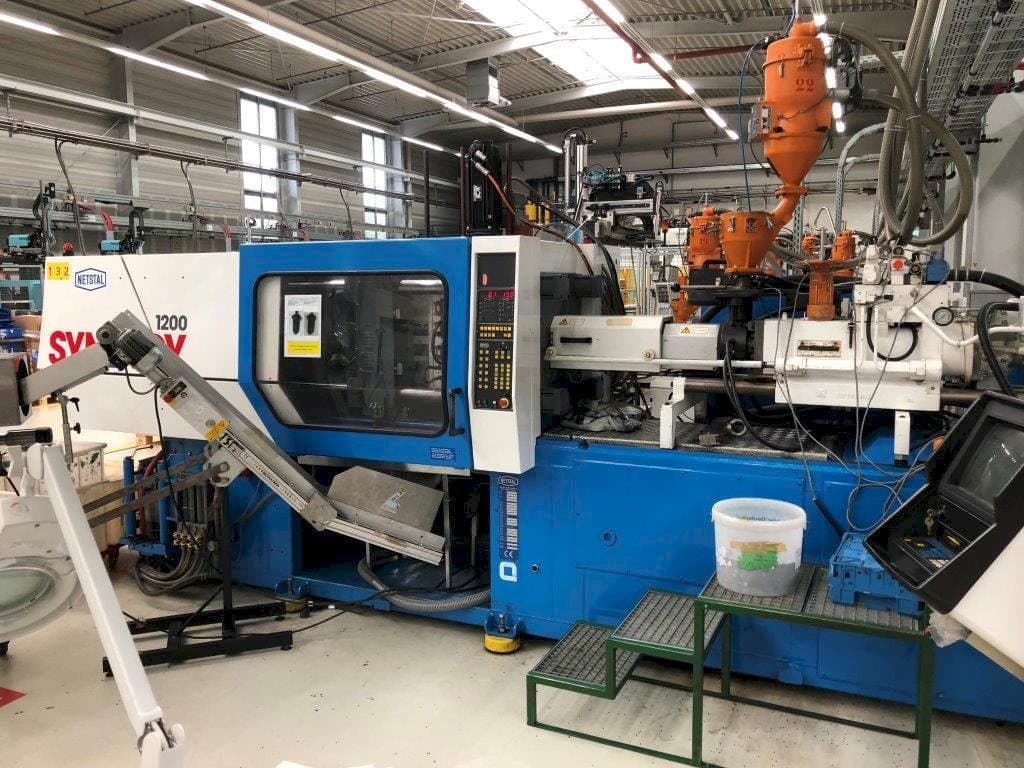 A Netstal Synergy S1200-230 gép elölnézete