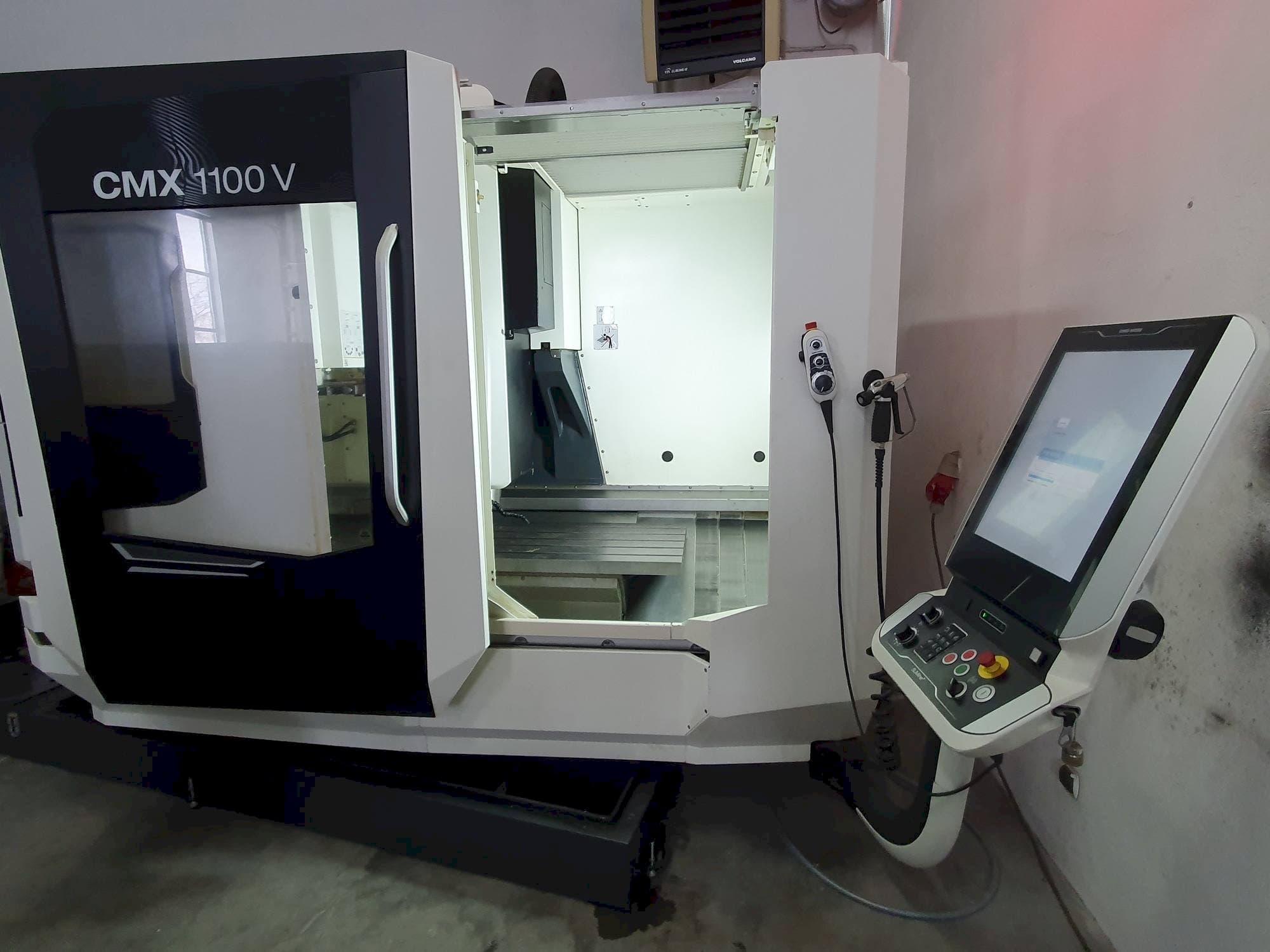 A DMG MORI CMX 1100 V  gép elölnézete