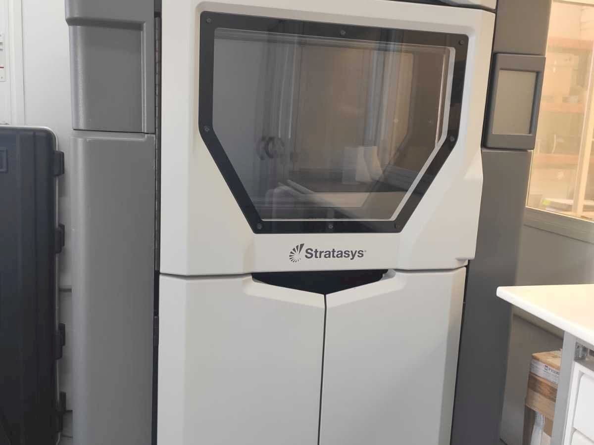 A Stratasys Fortus 450MC  gép elölnézete
