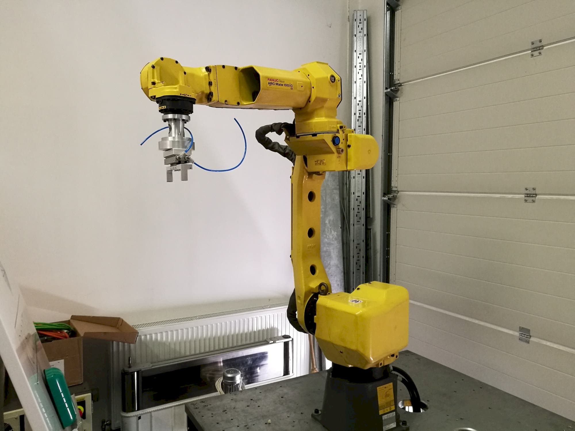 A FANUC ARC Mate 100iC/12  gép elölnézete