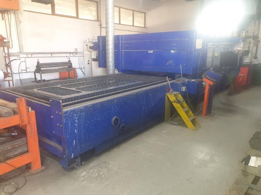 A Bystronic ByStar 3015 gép elölnézete