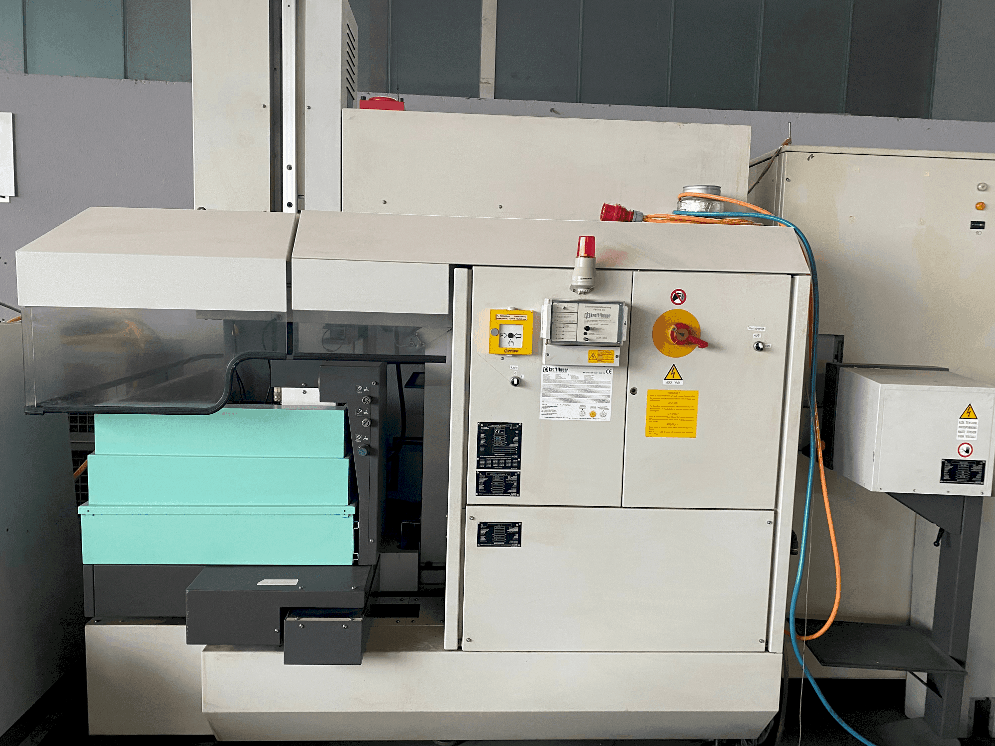 A AGIE Agietron Integral 2 gép elölnézete