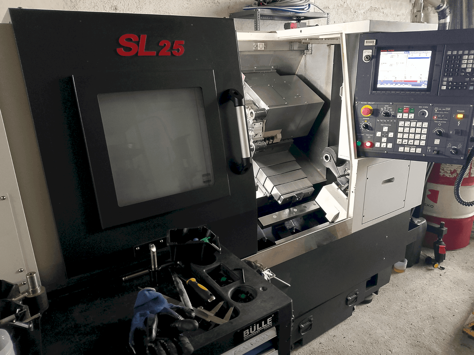 A Akira Seiki SL 25 gép elölnézete