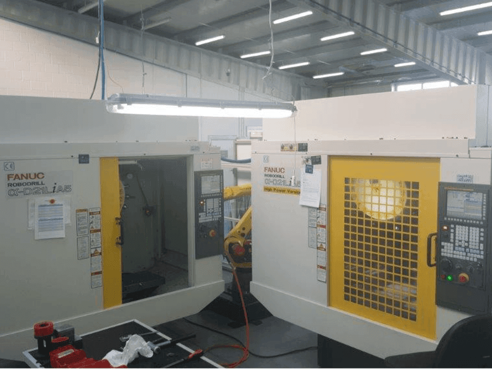 A FANUC RoboDrills D21LiA5 + M20iA/M35 gép elölnézete