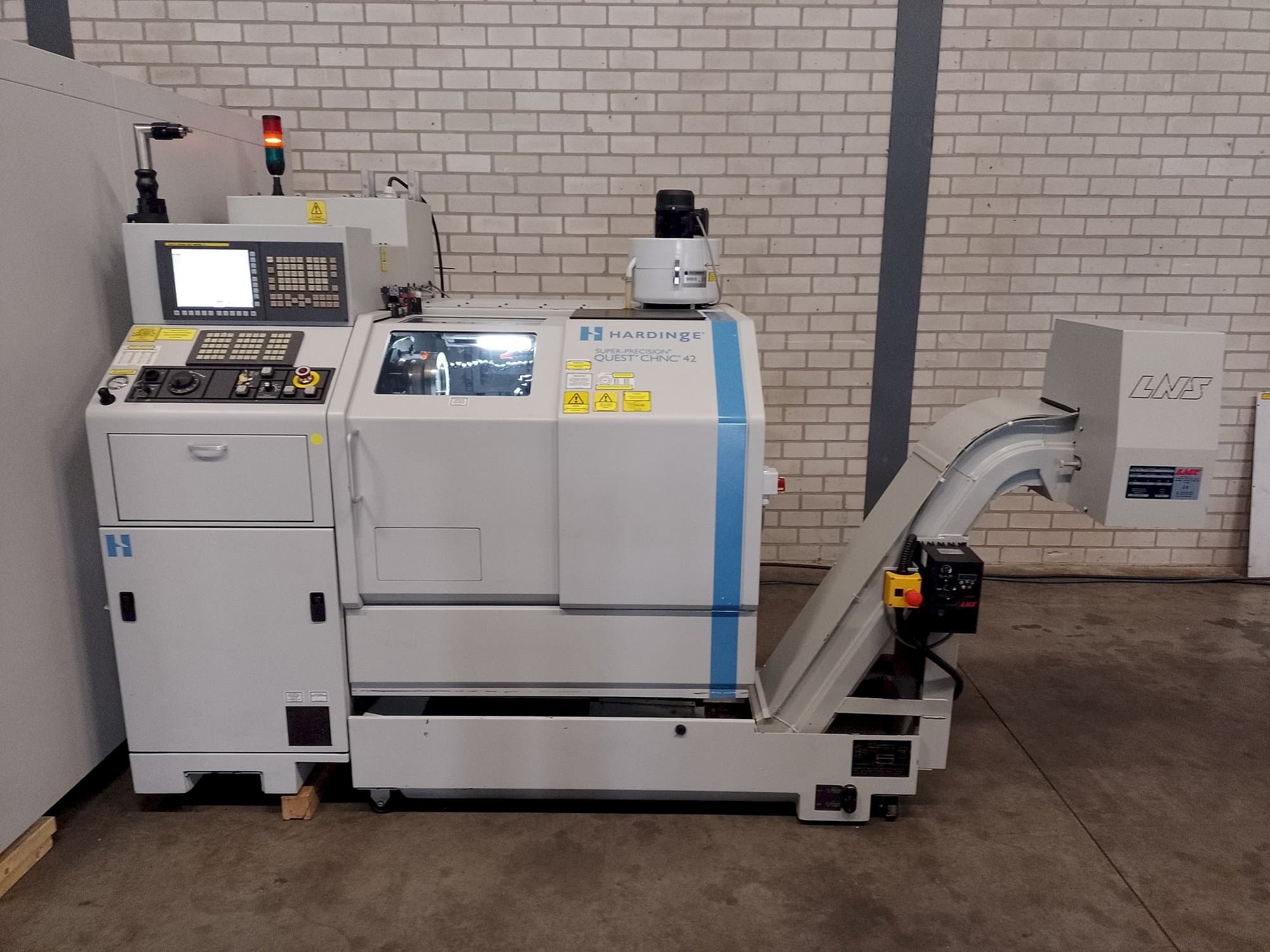 A HARDINGE Quest chnc 42 gép elölnézete