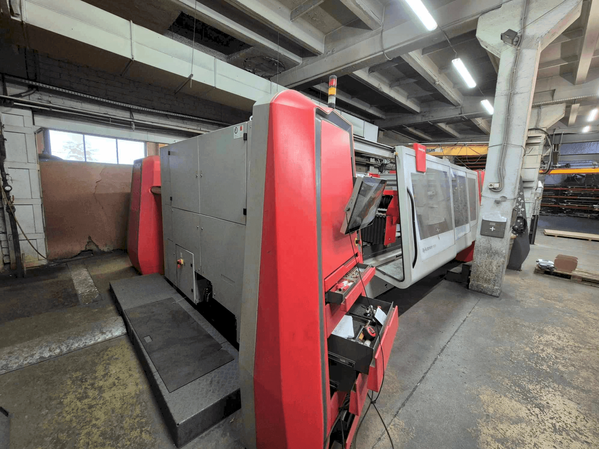 A Bystronic ByAutonom 3015 gép elölnézete