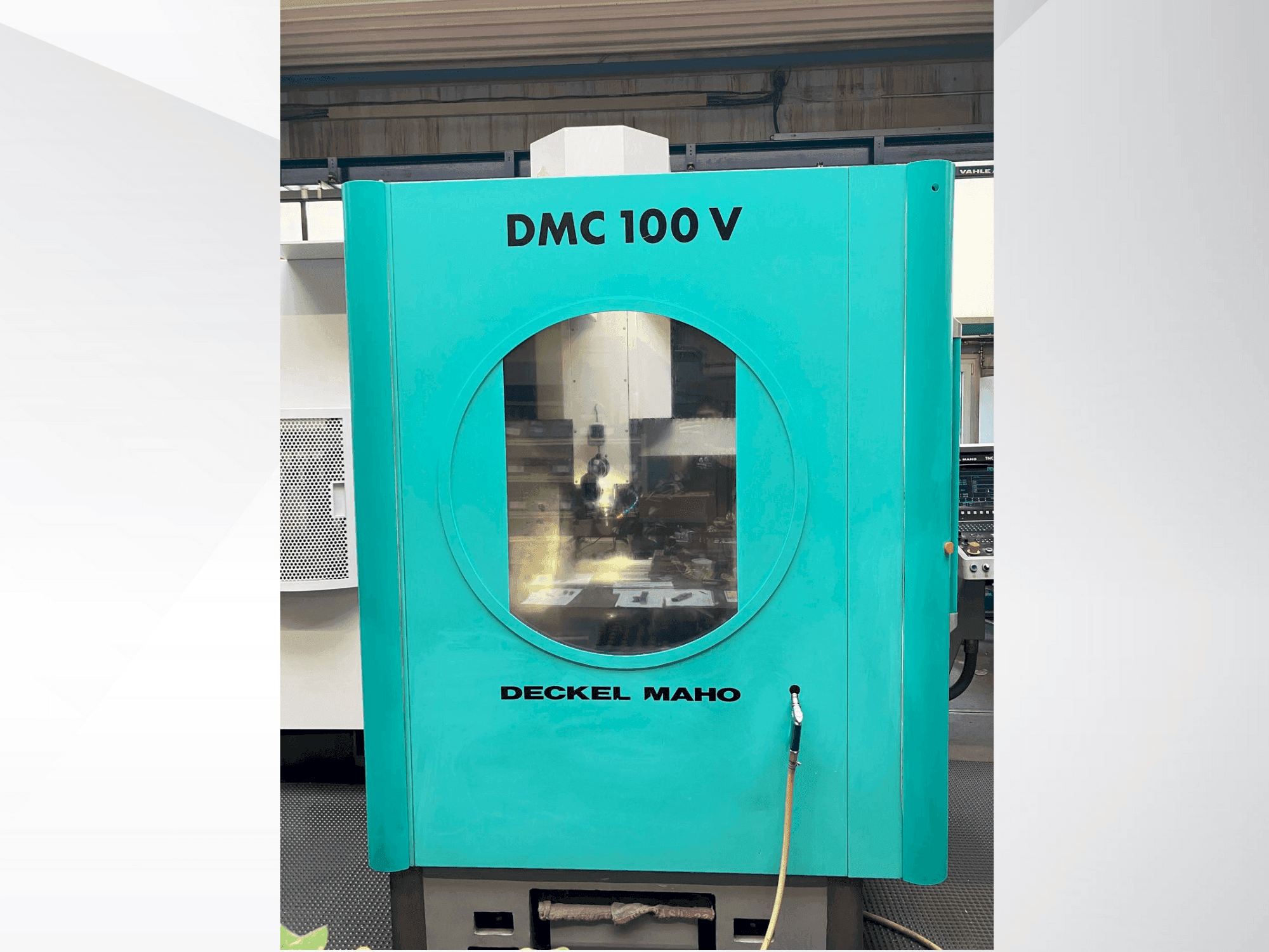 A DECKEL MAHO DMC 100V gép elölnézete