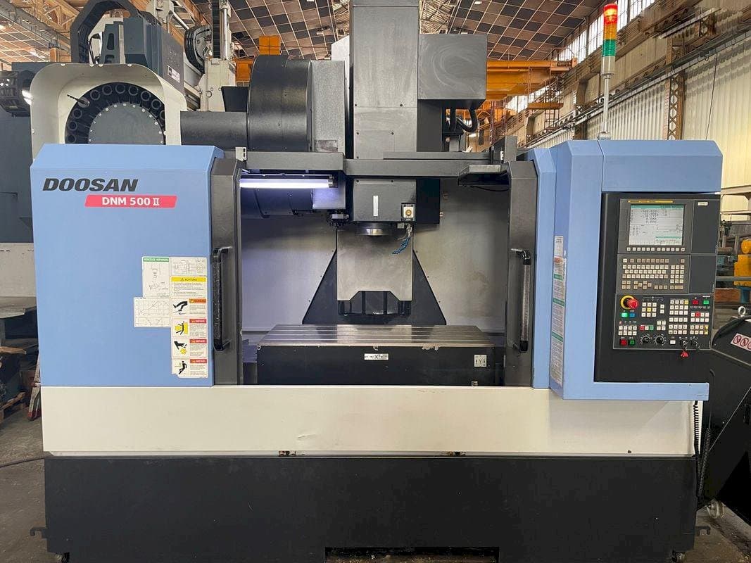 A Doosan MYNX DNM 500 II  gép elölnézete