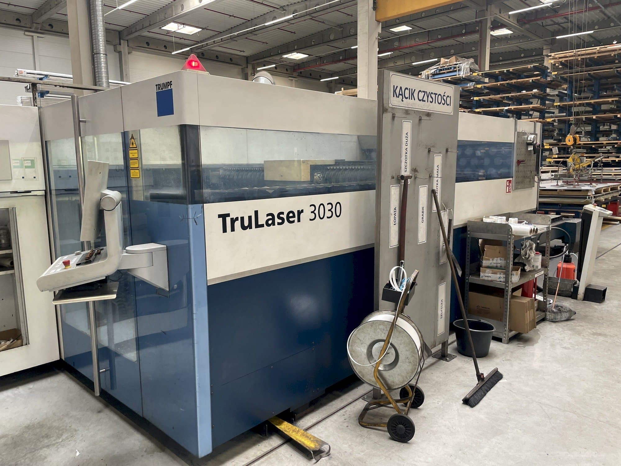 A Trumpf TruLaser 3030 gép elölnézete