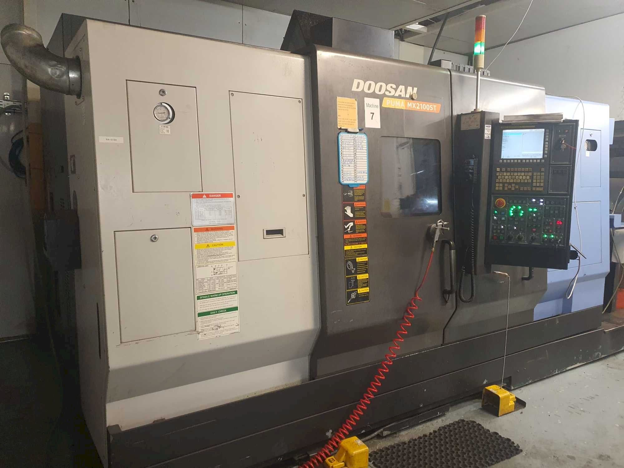A Doosan Puma MX2100ST gép elölnézete