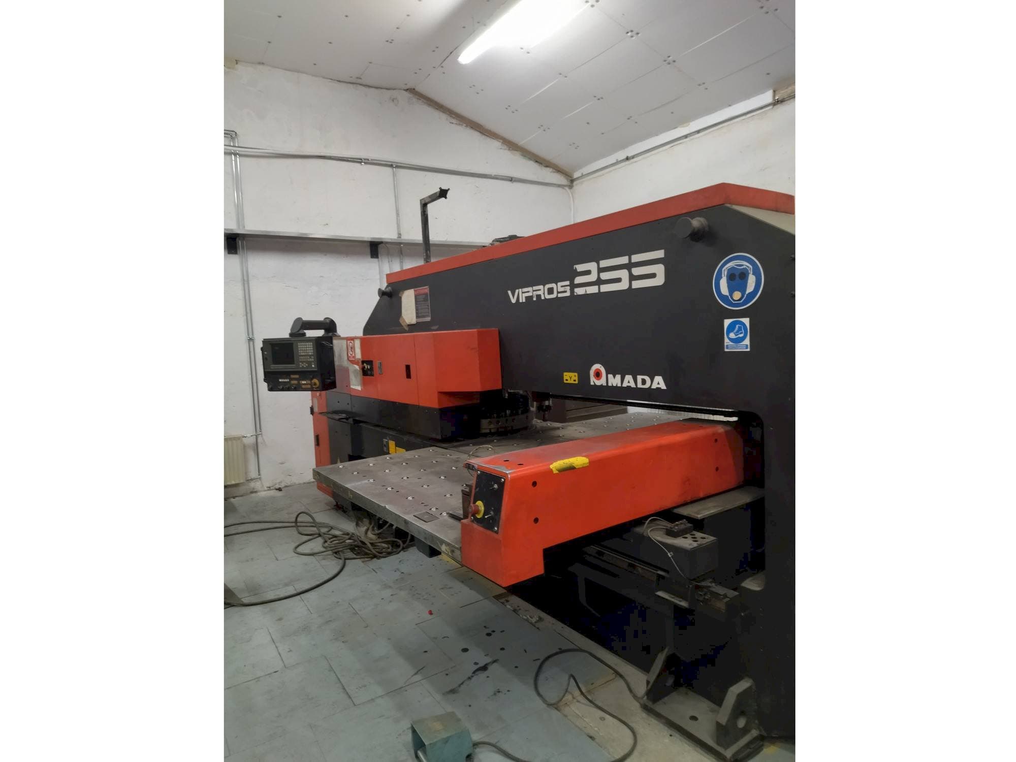 A AMADA Vipros 255 gép elölnézete