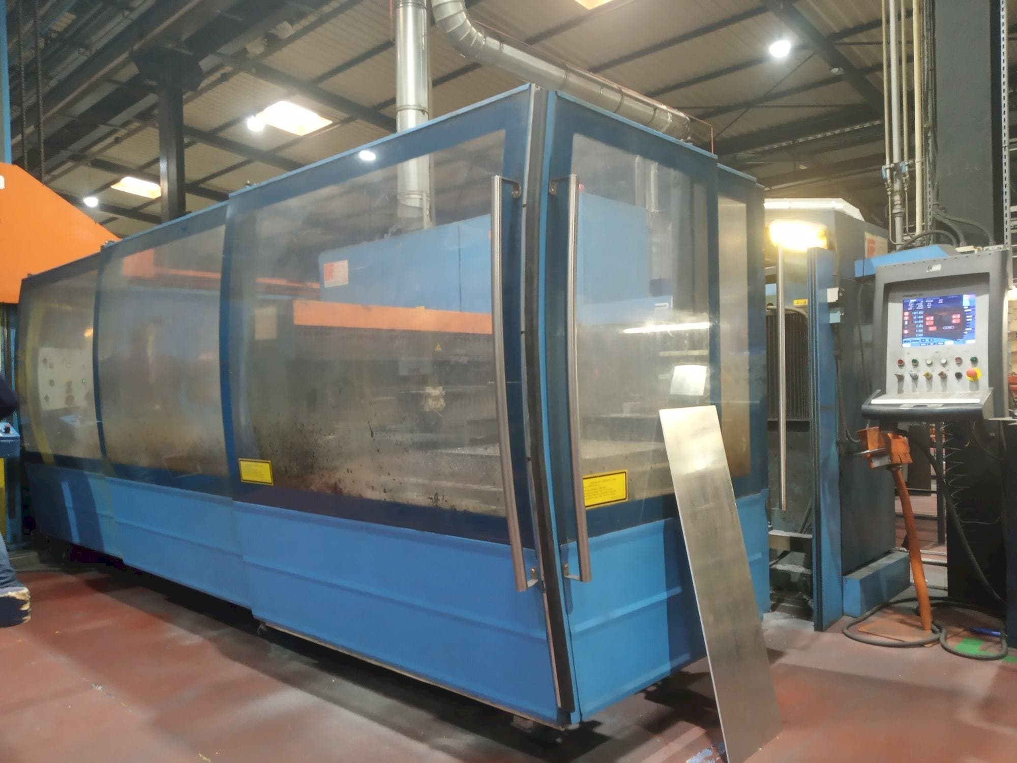 A Prima Power Platino 1530 gép bal oldali nézete