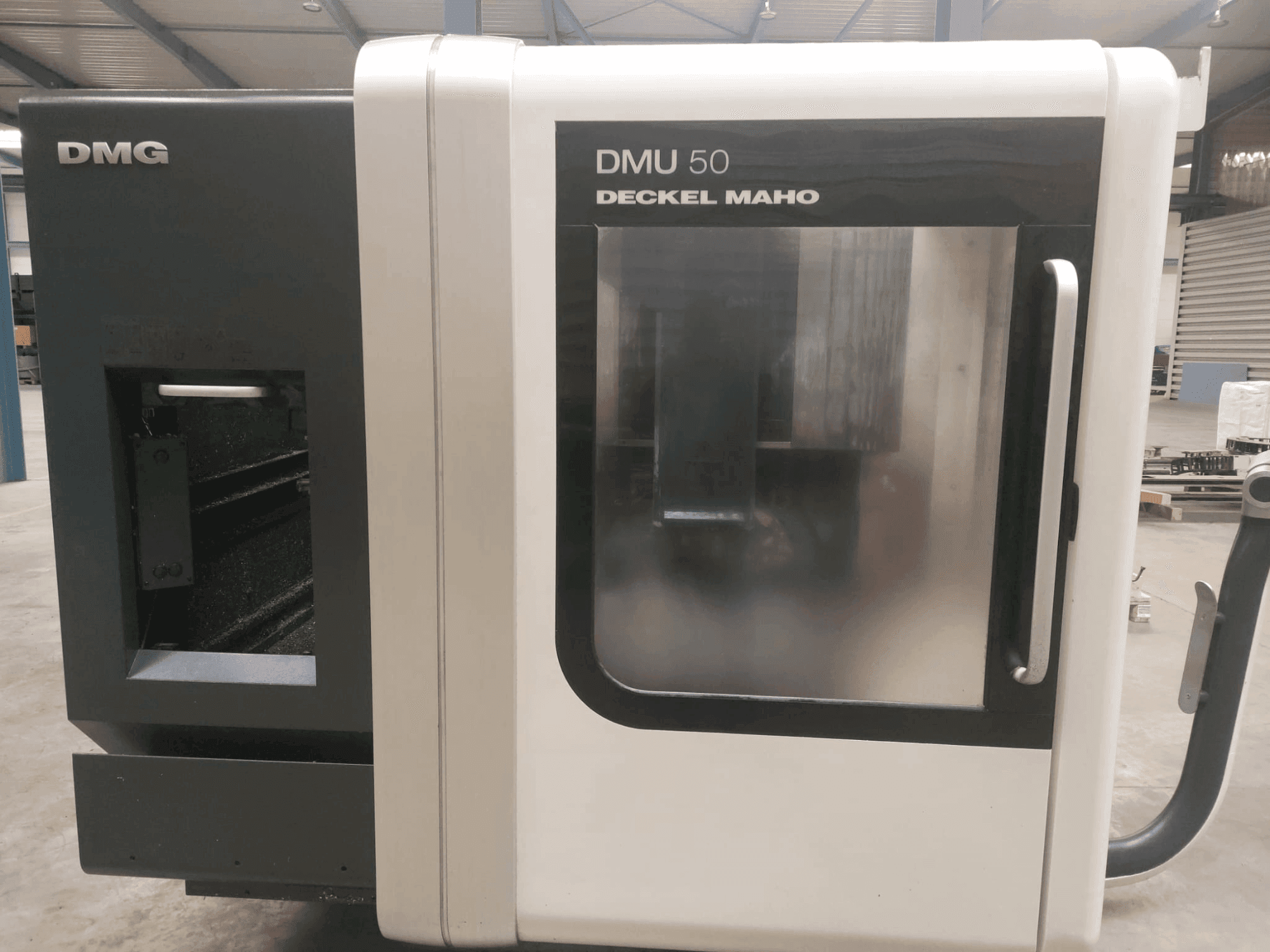 A DMG DECKEL MAHO DMU 50 gép elölnézete