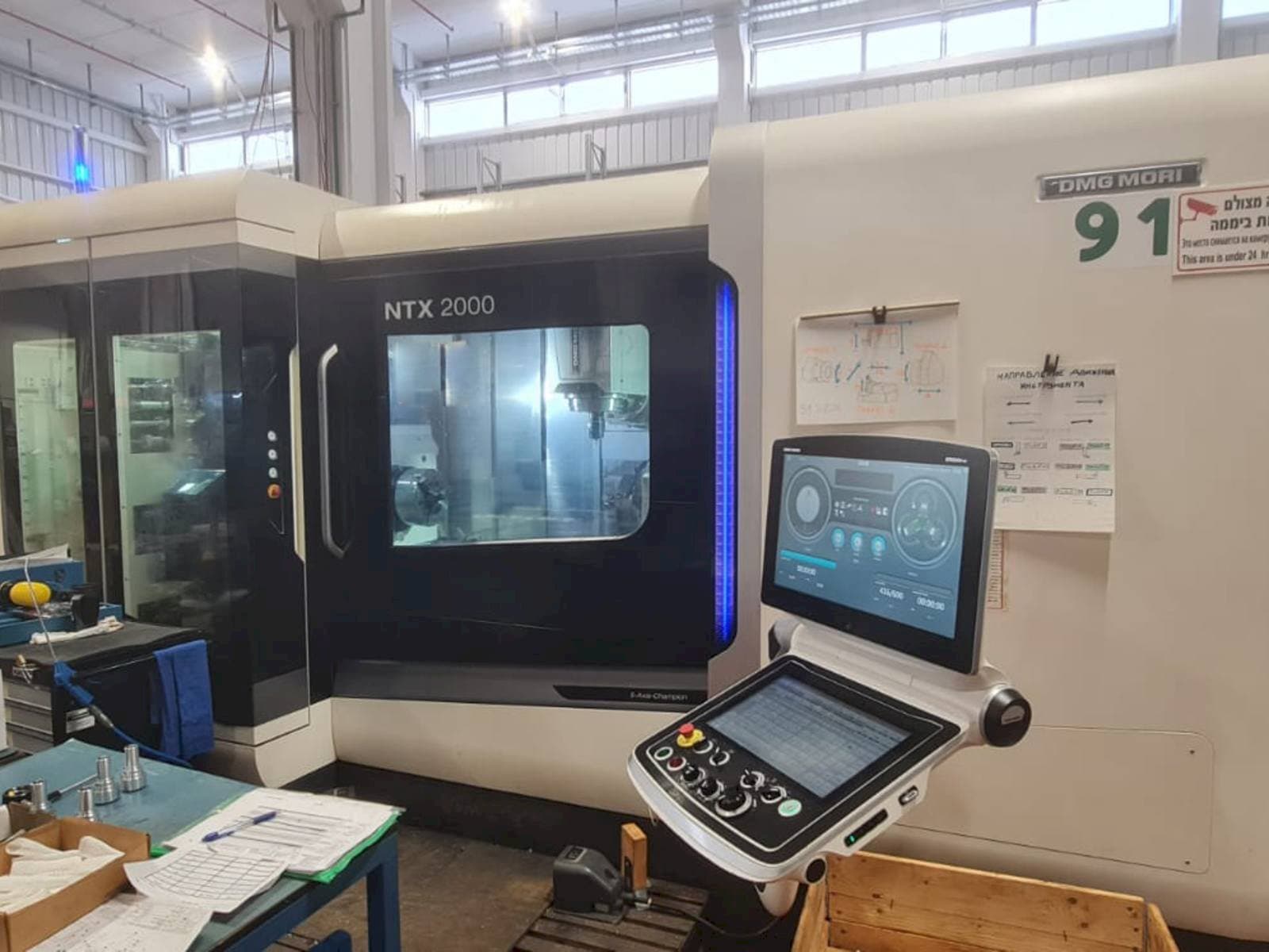 A DMG MORI NTX 2000 gép elölnézete