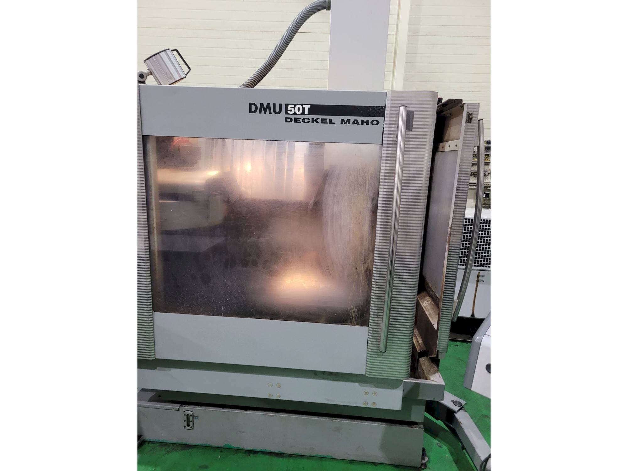 A DECKEL MAHO DMU 50 T gép elölnézete