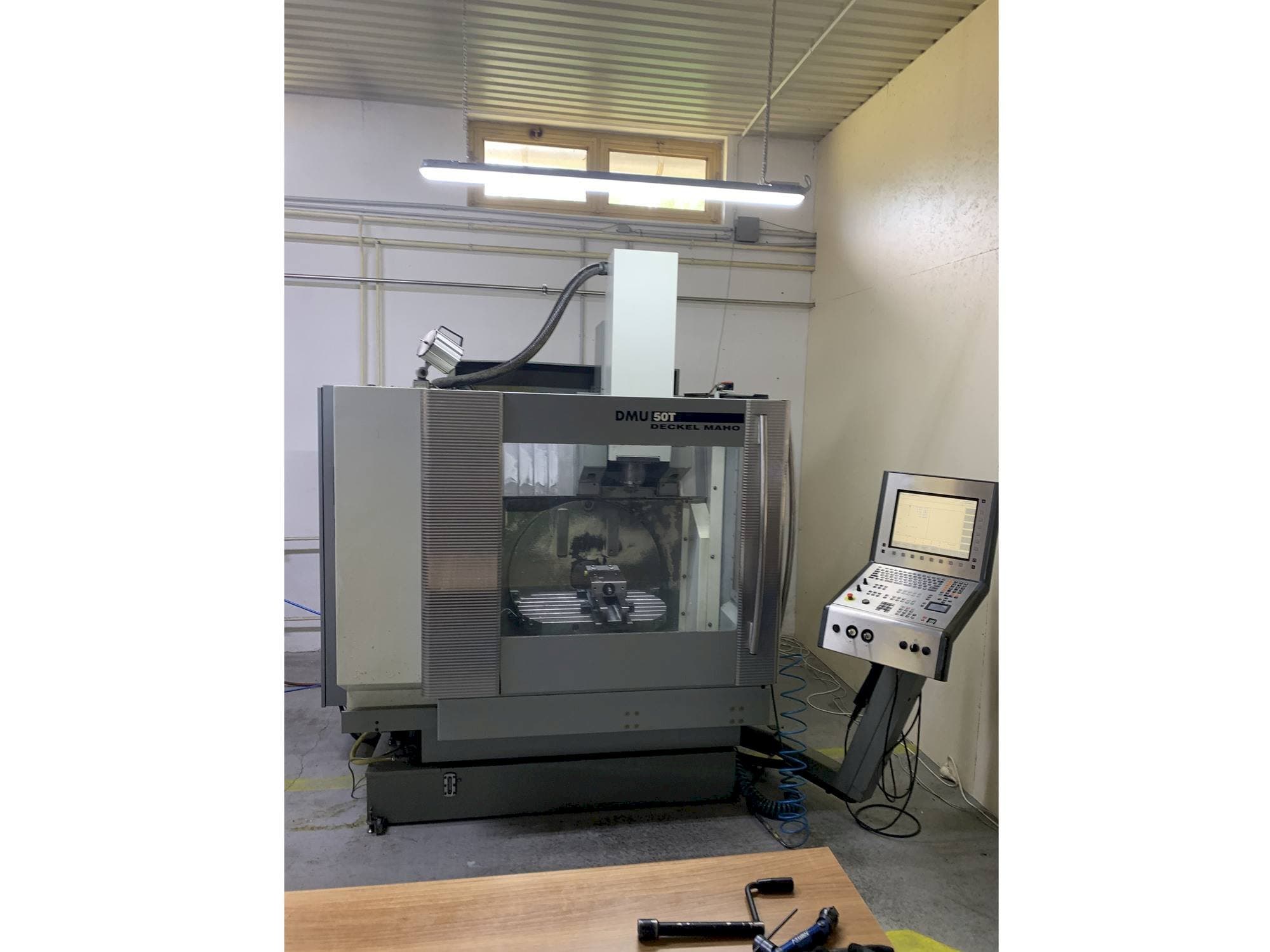 A DECKEL MAHO DMU 50T gép elölnézete