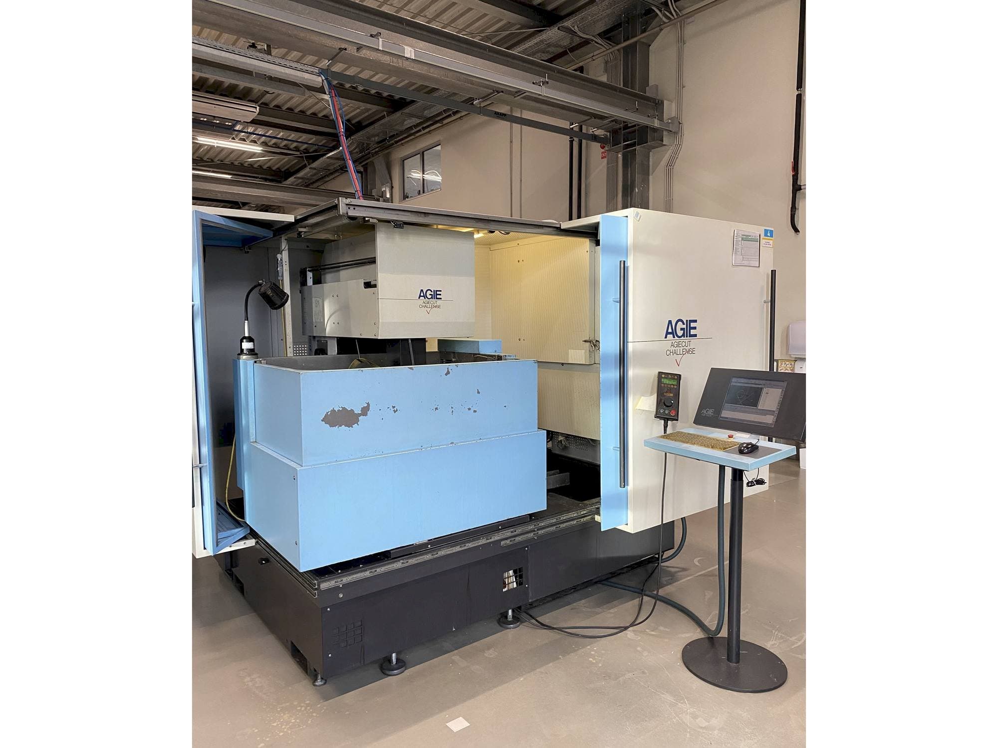 A AGIE AGIECUT VERTEX 3 gép elölnézete