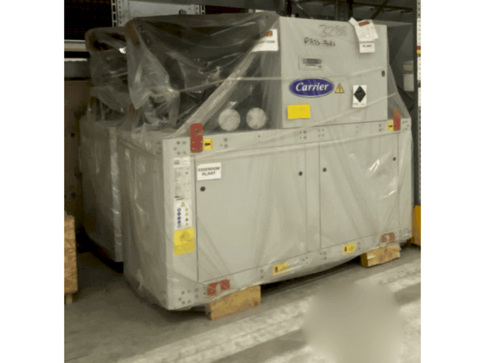 A CARRION 3x Carrier heat pump 30WI1000 & 2x Refrion Dry Coolers V-model ES4C 2390.6/4 E2 gép elölnézete